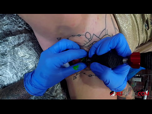 ❤️ Extrem tattooed Hottie Sully Savage krut en Tattoo op hirem Klitoris ❤ Anal Video bei eis ❌️